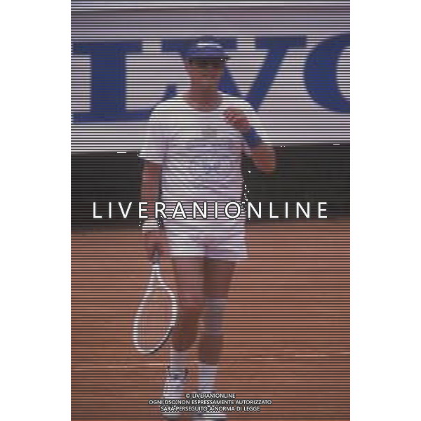 DIAP-RETROSPETTIVA ROGER MOORE ATTORE NELLA FOTO ROGER MOORE A MONTECARLO AL TORNEO DI TENNIS NELL\'ANNO 1988 AG ALDO LIVERANI SAS