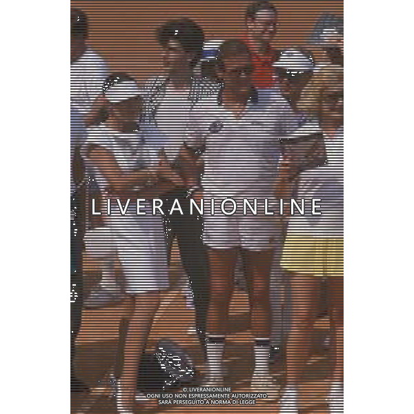 DIAP-RETROSPETTIVA ROGER MOORE ATTORE NELLA FOTO ROGER MOORE A MONTECARLO AL TORNEO DI TENNIS NELL\'ANNO 1988 AG ALDO LIVERANI SAS