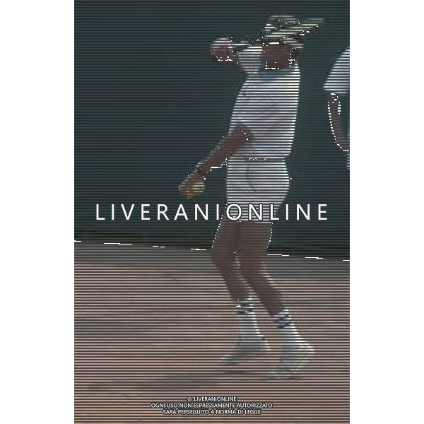 DIAP-RETROSPETTIVA ROGER MOORE ATTORE NELLA FOTO ROGER MOORE A MONTECARLO AL TORNEO DI TENNIS NELL\'ANNO 1988 AG ALDO LIVERANI SAS