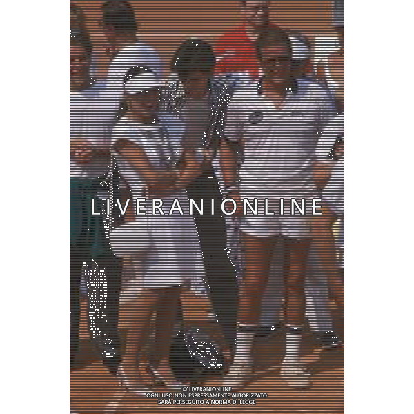 DIAP-RETROSPETTIVA ROGER MOORE ATTORE NELLA FOTO ROGER MOORE A MONTECARLO AL TORNEO DI TENNIS NELL\'ANNO 1988 AG ALDO LIVERANI SAS