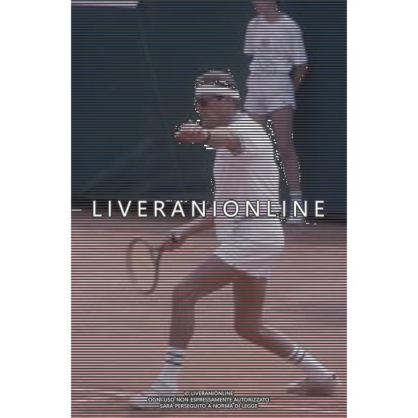 DIAP-RETROSPETTIVA ROGER MOORE ATTORE NELLA FOTO ROGER MOORE A MONTECARLO AL TORNEO DI TENNIS NELL\'ANNO 1988 AG ALDO LIVERANI SAS