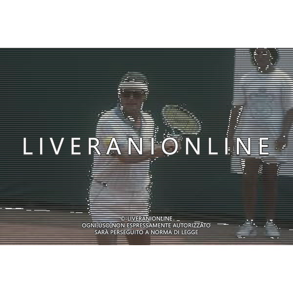 DIAP-RETROSPETTIVA ROGER MOORE ATTORE NELLA FOTO ROGER MOORE A MONTECARLO AL TORNEO DI TENNIS NELL\'ANNO 1988 AG ALDO LIVERANI SAS