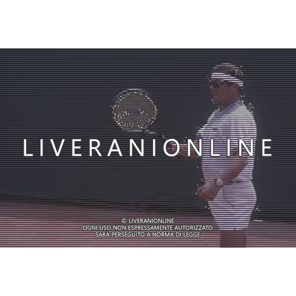 DIAP-RETROSPETTIVA ROGER MOORE ATTORE NELLA FOTO ROGER MOORE A MONTECARLO AL TORNEO DI TENNIS NELL\'ANNO 1988 AG ALDO LIVERANI SAS