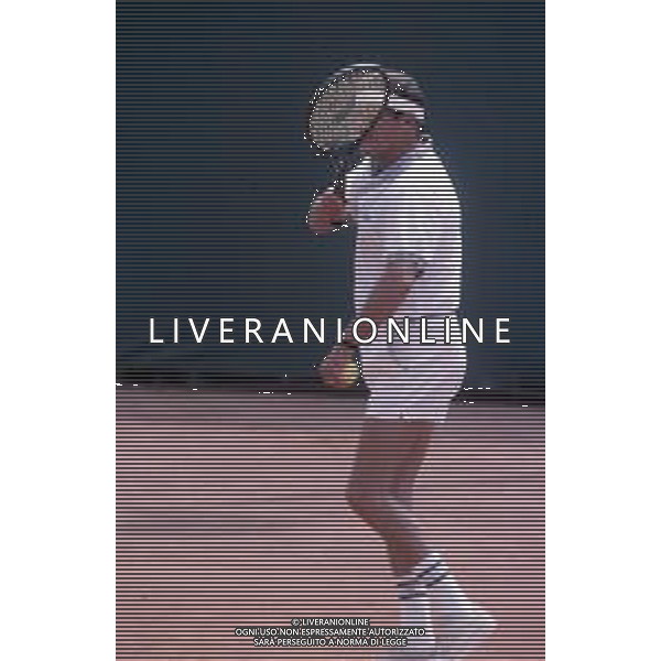 DIAP-RETROSPETTIVA ROGER MOORE ATTORE NELLA FOTO ROGER MOORE A MONTECARLO AL TORNEO DI TENNIS NELL\'ANNO 1988 AG ALDO LIVERANI SAS