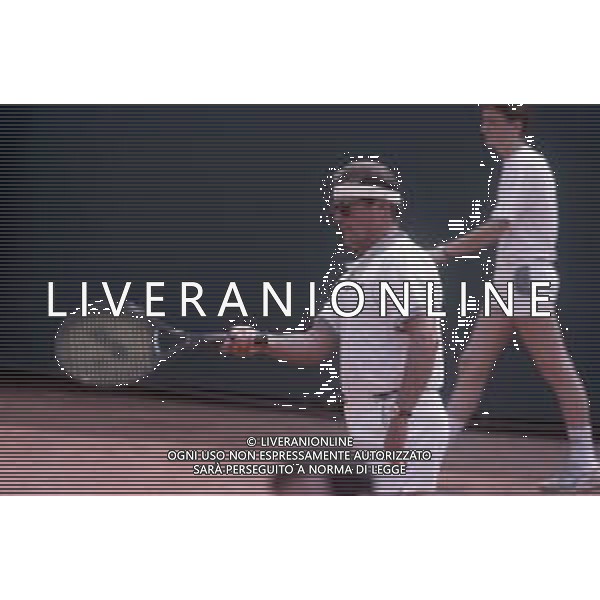 DIAP-RETROSPETTIVA ROGER MOORE ATTORE NELLA FOTO ROGER MOORE A MONTECARLO AL TORNEO DI TENNIS NELL\'ANNO 1988 AG ALDO LIVERANI SAS