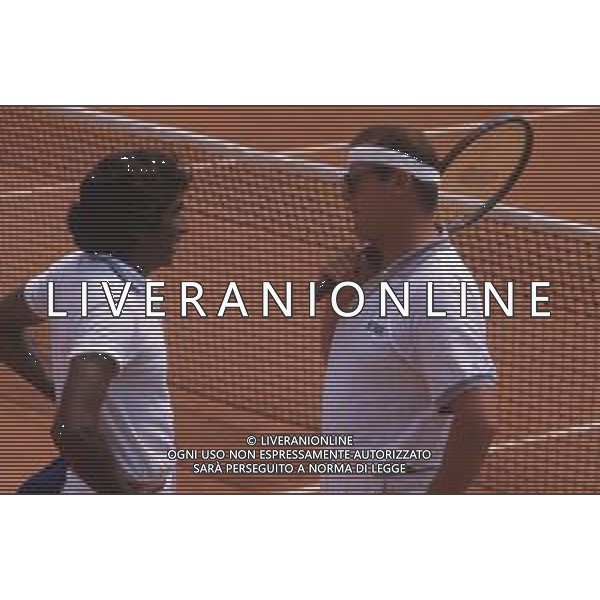 DIAP-RETROSPETTIVA ROGER MOORE ATTORE NELLA FOTO ROGER MOORE A MONTECARLO AL TORNEO DI TENNIS NELL\'ANNO 1988 AG ALDO LIVERANI SAS