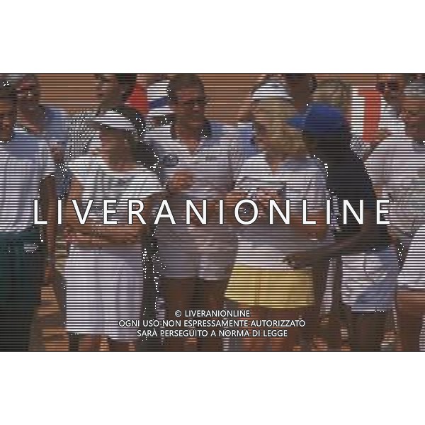 DIAP-RETROSPETTIVA ROGER MOORE ATTORE NELLA FOTO ROGER MOORE A MONTECARLO AL TORNEO DI TENNIS NELL\'ANNO 1988 AG ALDO LIVERANI SAS