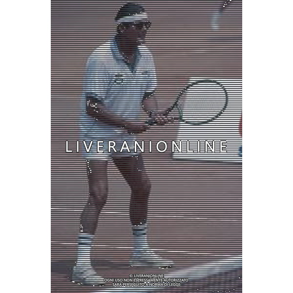 DIAP-RETROSPETTIVA ROGER MOORE ATTORE NELLA FOTO ROGER MOORE A MONTECARLO AL TORNEO DI TENNIS NELL\'ANNO 1988 AG ALDO LIVERANI SAS