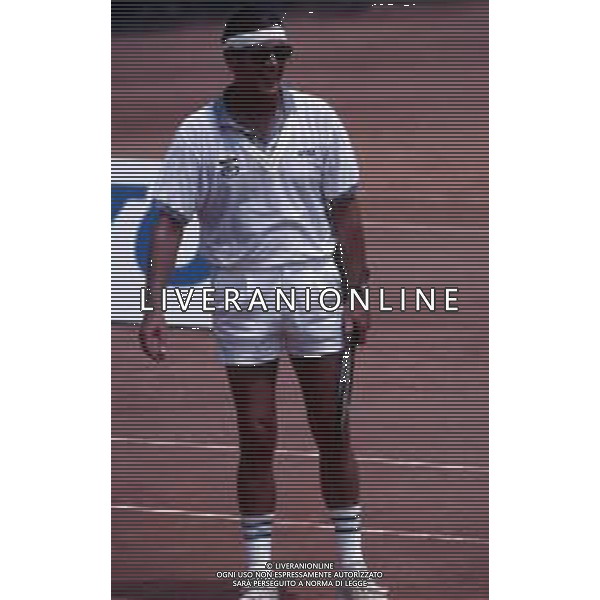 DIAP-RETROSPETTIVA ROGER MOORE ATTORE NELLA FOTO ROGER MOORE A MONTECARLO AL TORNEO DI TENNIS NELL\'ANNO 1988 AG ALDO LIVERANI SAS