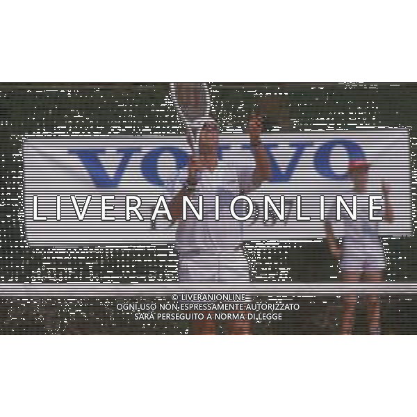 DIAP-RETROSPETTIVA ROGER MOORE ATTORE NELLA FOTO ROGER MOORE A MONTECARLO AL TORNEO DI TENNIS NELL\'ANNO 1988 AG ALDO LIVERANI SAS