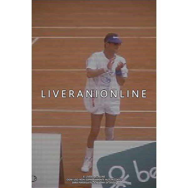 DIAP-RETROSPETTIVA ROGER MOORE ATTORE NELLA FOTO ROGER MOORE A MONTECARLO AL TORNEO DI TENNIS NELL\'ANNO 1988 AG ALDO LIVERANI SAS