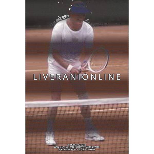 DIAP-RETROSPETTIVA ROGER MOORE ATTORE NELLA FOTO ROGER MOORE A MONTECARLO AL TORNEO DI TENNIS NELL\'ANNO 1988 AG ALDO LIVERANI SAS