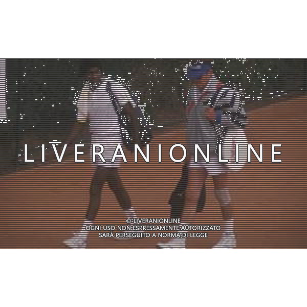 DIAP-RETROSPETTIVA ROGER MOORE ATTORE NELLA FOTO ROGER MOORE A MONTECARLO AL TORNEO DI TENNIS NELL\'ANNO 1988 AG ALDO LIVERANI SAS