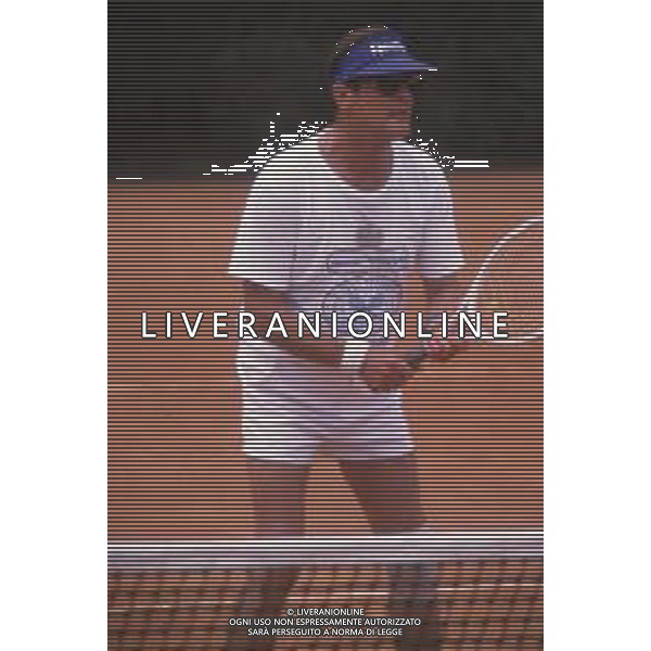 DIAP-RETROSPETTIVA ROGER MOORE ATTORE NELLA FOTO ROGER MOORE A MONTECARLO AL TORNEO DI TENNIS NELL\'ANNO 1988 AG ALDO LIVERANI SAS