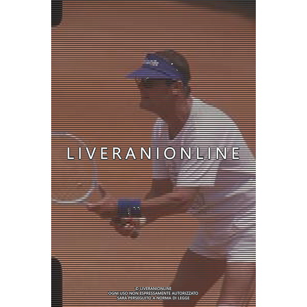DIAP-RETROSPETTIVA ROGER MOORE ATTORE NELLA FOTO ROGER MOORE A MONTECARLO AL TORNEO DI TENNIS NELL\'ANNO 1988 AG ALDO LIVERANI SAS
