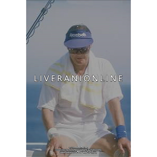 DIAP-RETROSPETTIVA ROGER MOORE ATTORE NELLA FOTO ROGER MOORE A MONTECARLO AL TORNEO DI TENNIS NELL\'ANNO 1988 AG ALDO LIVERANI SAS
