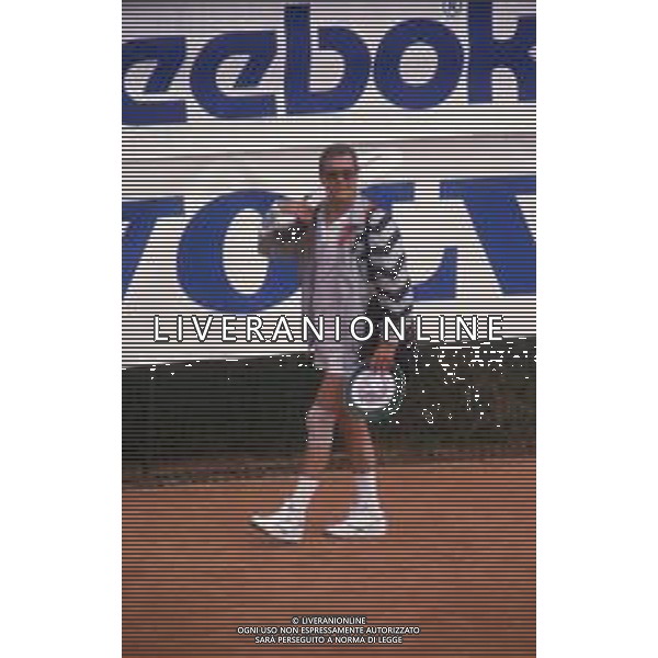 DIAP-RETROSPETTIVA ROGER MOORE ATTORE NELLA FOTO ROGER MOORE A MONTECARLO AL TORNEO DI TENNIS NELL\'ANNO 1988 AG ALDO LIVERANI SAS