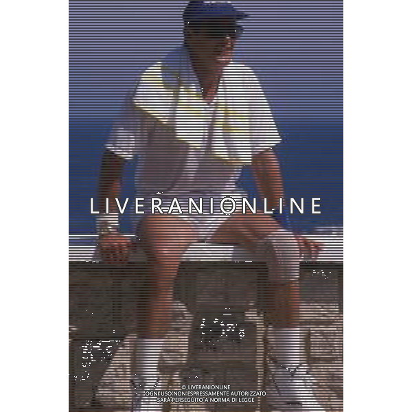 DIAP-RETROSPETTIVA ROGER MOORE ATTORE NELLA FOTO ROGER MOORE A MONTECARLO AL TORNEO DI TENNIS NELL\'ANNO 1988 AG ALDO LIVERANI SAS