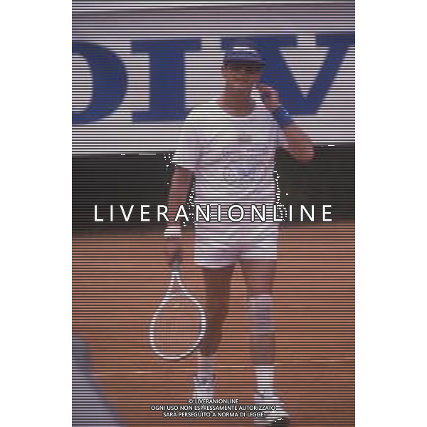 DIAP-RETROSPETTIVA ROGER MOORE ATTORE NELLA FOTO ROGER MOORE A MONTECARLO AL TORNEO DI TENNIS NELL\'ANNO 1988 AG ALDO LIVERANI SAS