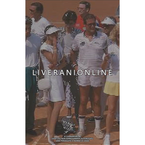 DIAP-RETROSPETTIVA ROGER MOORE ATTORE NELLA FOTO ROGER MOORE A MONTECARLO AL TORNEO DI TENNIS NELL\'ANNO 1988 AG ALDO LIVERANI SAS