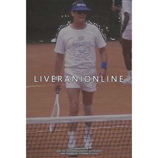 DIAP-RETROSPETTIVA ROGER MOORE ATTORE NELLA FOTO ROGER MOORE A MONTECARLO AL TORNEO DI TENNIS NELL\'ANNO 1988 AG ALDO LIVERANI SAS