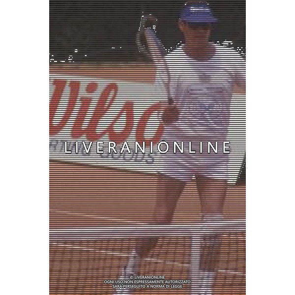 DIAP-RETROSPETTIVA ROGER MOORE ATTORE NELLA FOTO ROGER MOORE A MONTECARLO AL TORNEO DI TENNIS NELL\'ANNO 1988 AG ALDO LIVERANI SAS