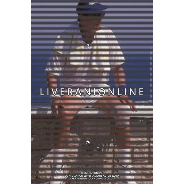 DIAP-RETROSPETTIVA ROGER MOORE ATTORE NELLA FOTO ROGER MOORE A MONTECARLO AL TORNEO DI TENNIS NELL\'ANNO 1988 AG ALDO LIVERANI SAS