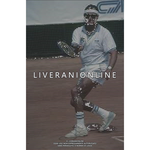 DIAP-RETROSPETTIVA ROGER MOORE ATTORE NELLA FOTO ROGER MOORE A MONTECARLO AL TORNEO DI TENNIS NELL\'ANNO 1988 AG ALDO LIVERANI SAS