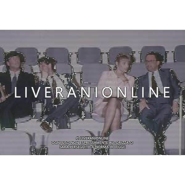 DIAP-RETROSPETTIVA MAURIZIO MOSCA GIORNALISTA NELLA FOTO MAURIZIO MOSCA CON FABIO FAZIO ROBERTA TERMALI E WALTER ZENGA TRASMISSIONE TELEVISIVA “FORZA ITALIA“ NELL\'ANNO 1988 A MILANO AG ALDO LIVERANI SAS