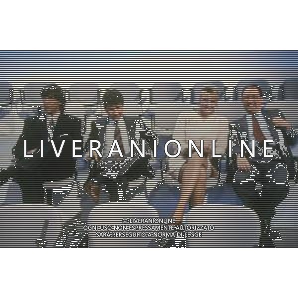 DIAP-RETROSPETTIVA MAURIZIO MOSCA GIORNALISTA NELLA FOTO MAURIZIO MOSCA CON FABIO FAZIO ROBERTA TERMALI E WALTER ZENGA TRASMISSIONE TELEVISIVA “FORZA ITALIA“ NELL\'ANNO 1988 A MILANO AG ALDO LIVERANI SAS