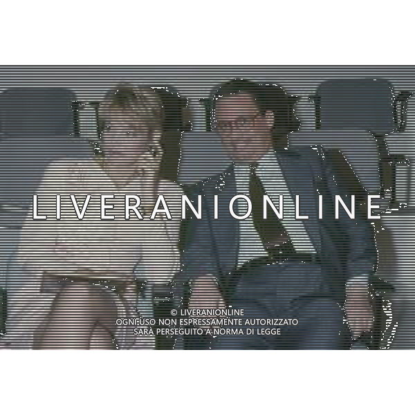 DIAP-RETROSPETTIVA MAURIZIO MOSCA GIORNALISTA NELLA FOTO MAURIZIO MOSCA CON FABIO FAZIO ROBERTA TERMALI E WALTER ZENGA TRASMISSIONE TELEVISIVA “FORZA ITALIA“ NELL\'ANNO 1988 A MILANO AG ALDO LIVERANI SAS