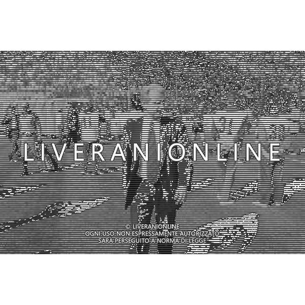 NEG- RETROSPETTIVA GIOVANNI TRAPATTONI ALLENATORE INTER NELLA FOTO GIOVANNI TRAPATTONI NELL’ANNO 1989 ENTRA IN CAMPO AG ALDO LIVERANI SAS