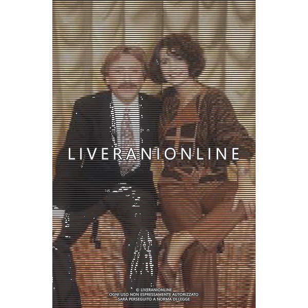 DIAP-RETROSPETTIVA ROBERTA MANFREDI PRESENTATRICE TELEVISIVA E ATTRICE NELLA FOTO ROBERTA MANFREDI CON CLAUDIO SORRENTINO TRASMISSIONE TELEVISIVA “TANDEM “ ANNO 1984 A ROMA FOTO EDGRADO DELLA SCORCIOSA-AG ALDO LIVERANI SAS