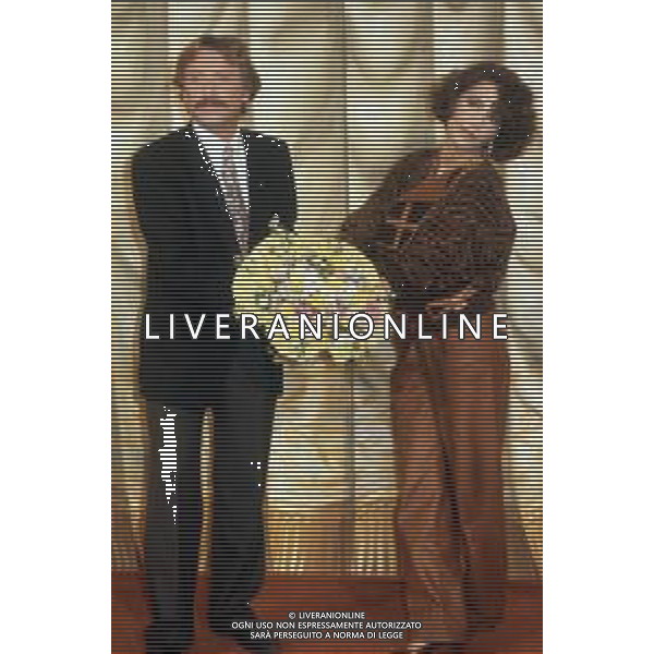 DIAP-RETROSPETTIVA ROBERTA MANFREDI PRESENTATRICE TELEVISIVA E ATTRICE NELLA FOTO ROBERTA MANFREDI CON CLAUDIO SORRENTINO TRASMISSIONE TELEVISIVA “TANDEM “ ANNO 1984 A ROMA FOTO EDGRADO DELLA SCORCIOSA-AG ALDO LIVERANI SAS