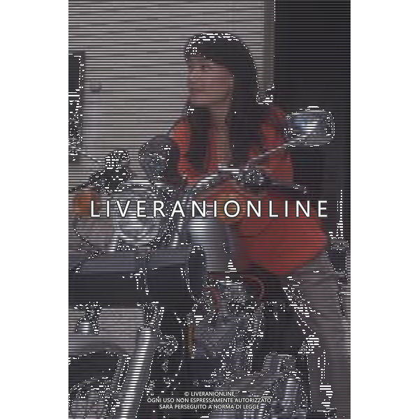 DIAP-RETROSPETTIVA KAY SANDVIK PRESENTATRICE TELEVISIVA E CONDUTTRICE RADIOFONICA NELLA FOTO KAY SANDVIK A MILANO NELL\'ANNO 1991 TRASMISSIONE TELEVISIVA “ PRESSING “ AG ALDO LIVERANI SAS