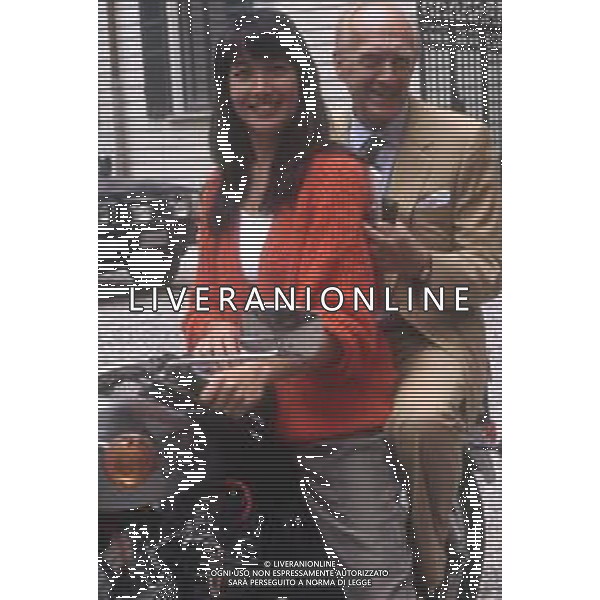 DIAP-RETROSPETTIVA KAY SANDVIK PRESENTATRICE TELEVISIVA E CONDUTTRICE RADIOFONICA NELLA FOTO KAY SANDVIK A MILANO NELL\'ANNO 1991 TRASMISSIONE TELEVISIVA “ PRESSING “ CON RAIMONDO VIIANELLO AG ALDO LIVERANI SAS