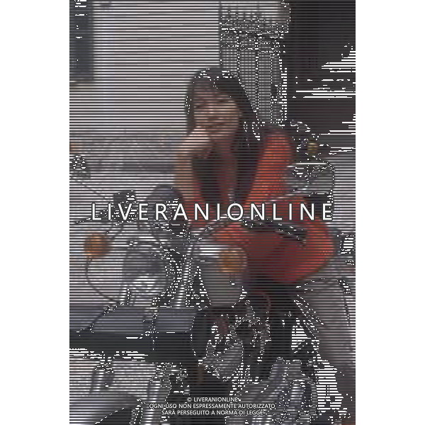 DIAP-RETROSPETTIVA KAY SANDVIK PRESENTATRICE TELEVISIVA E CONDUTTRICE RADIOFONICA NELLA FOTO KAY SANDVIK A MILANO NELL\'ANNO 1991 TRASMISSIONE TELEVISIVA “ PRESSING “ AG ALDO LIVERANI SAS