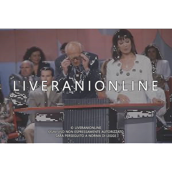 DIAP-RETROSPETTIVA KAY SANDVIK PRESENTATRICE TELEVISIVA E CONDUTTRICE RADIOFONICA NELLA FOTO KAY SANDVIK A MILANO NELL\'ANNO 1991 TRASMISSIONE TELEVISIVA “ PRESSING “ CON RAIMONDO VIIANELLO AG ALDO LIVERANI SAS