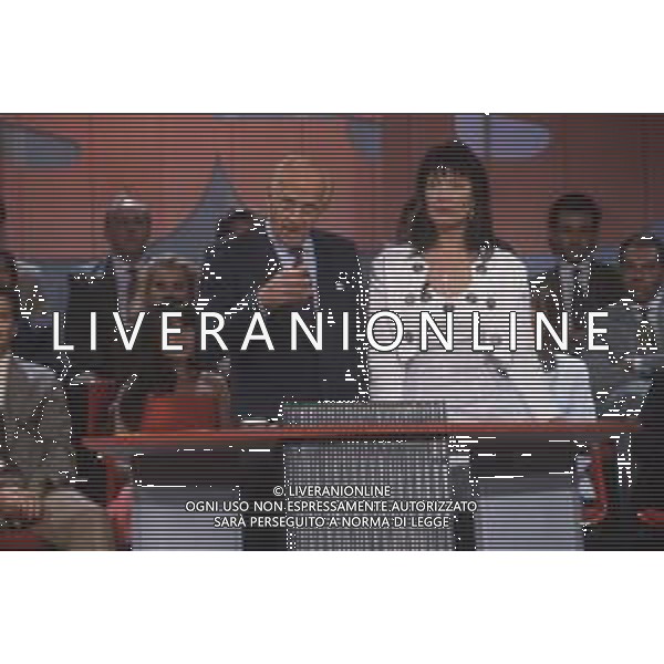 DIAP-RETROSPETTIVA KAY SANDVIK PRESENTATRICE TELEVISIVA E CONDUTTRICE RADIOFONICA NELLA FOTO KAY SANDVIK A MILANO NELL\'ANNO 1991 TRASMISSIONE TELEVISIVA “ PRESSING “ CON RAIMONDO VIIANELLO AG ALDO LIVERANI SAS