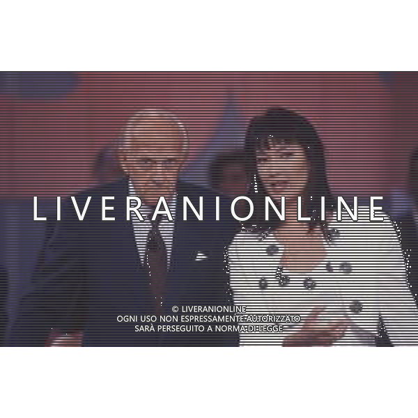 DIAP-RETROSPETTIVA KAY SANDVIK PRESENTATRICE TELEVISIVA E CONDUTTRICE RADIOFONICA NELLA FOTO KAY SANDVIK A MILANO NELL\'ANNO 1991 TRASMISSIONE TELEVISIVA “ PRESSING “ CON RAIMONDO VIIANELLO AG ALDO LIVERANI SAS