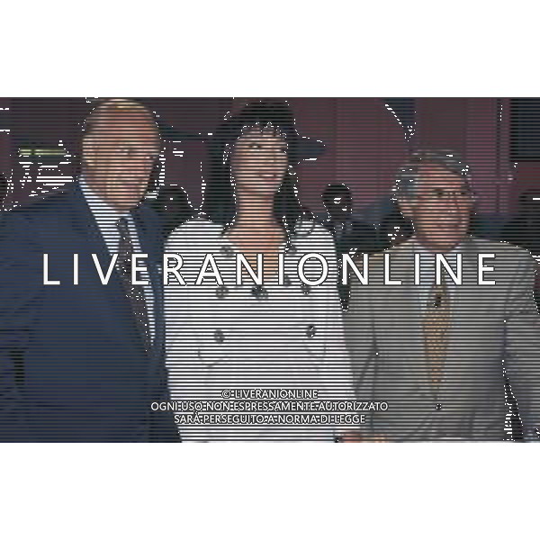 DIAP-RETROSPETTIVA KAY SANDVIK PRESENTATRICE TELEVISIVA E CONDUTTRICE RADIOFONICA NELLA FOTO KAY SANDVIK A MILANO NELL\'ANNO 1991 TRASMISSIONE TELEVISIVA “ PRESSING “ CON RAIMONDO VIANELLO E OMAR SIVORI AG ALDO LIVERANI SAS