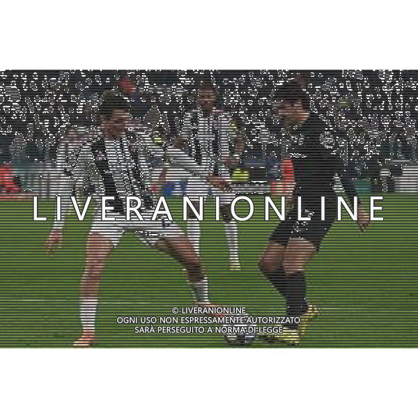 TVPG Juventus FC vs SCP Sporting Lisbona nella foto Andrea Cambiaso (Fc Juventus) a contrasto con Francisco Trincão (SCP Sporting Lisbona), 04-11-2025 Allianz Stadium, Torino (ITA) - Quarta Giornata Champions League 2025/26 ©TVPG Pasquale Golia - AGENZIA ALDO LIVERANI SAS
