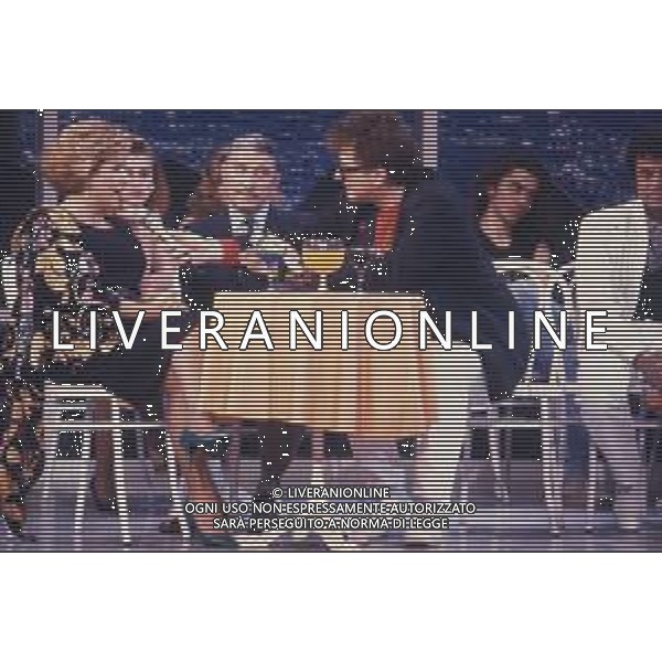 DIAP-RETROSPETTIVA ORIETTA BERTI CANTANTE NELLA FOTO ORIETTA BERTI OSPITE DELLA TRASMISSIONE TELEVISIVA “UNA ROTOJNDA SUL MARE“ NELLA \'ANNO 1989 CON RED RONNIE AG ALDO LIVERANI SAS