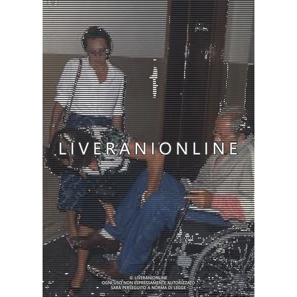 DIAP-RETROSPETTIVA DOMENIICO MODUGNO CANTANTE NELLA FOT DOMENICO MODUGNOO CON LA MOGLIE FRANCA GANDOLFI IN TRIBENALE A MILANO NELL\'ANNO 1986 AG ALDO LIVERANI SAS