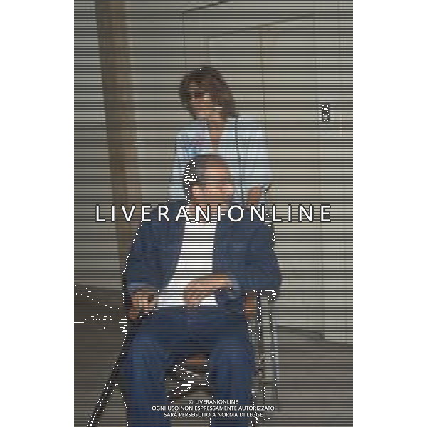 DIAP-RETROSPETTIVA DOMENIICO MODUGNO CANTANTE NELLA FOT DOMENICO MODUGNOO CON LA MOGLIE FRANCA GANDOLFI IN TRIBENALE A MILANO NELL\'ANNO 1986 AG ALDO LIVERANI SAS