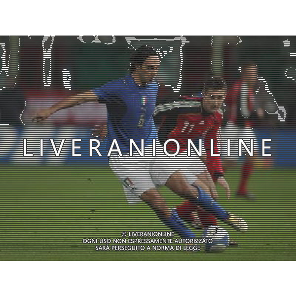 Firenze 01/03/2006 Italia-Germania Amichevole Nella foto: Nesta Alessandro contro Klose Miroslav.* Ph Gianni Nucci/Agenzia Aldo Liverani