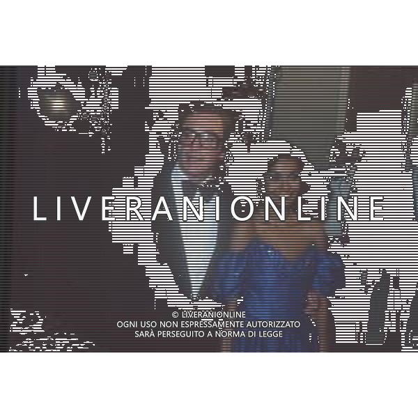 DIAP-RETROSPETTIVA MICHAEL CAINE ATTORE NELLA FOTO MICHAEL CAINE CON LA MOGLIE A CANNES NELL\'ANNO 1983 AG ALDO LIVERANI SAS