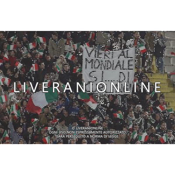 Firenze 01/03/2006 Italia-Germania Amichevole Nella foto: I tifosi dell\'Italia mostrano degli striscioni.* Ph Gianni Nucci/Agenzia Aldo Liverani