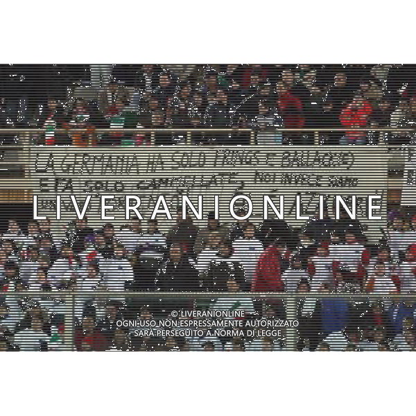 Firenze 01/03/2006 Italia-Germania Amichevole Nella foto: I tifosi dell\'Italia mostrano degli striscioni.* Ph Gianni Nucci/Agenzia Aldo Liverani