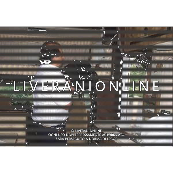 DIAP-RETROSPETTIVA GINCARLO MAGALLI PRESENTATORE TELEVISIVO NELLA FOTO GIANCARLO MAGALLI NEL CAMPER A ROMA FOTO EDGARDO DELLA SCORCIOSA-AG ALDO LIVERANI SAS